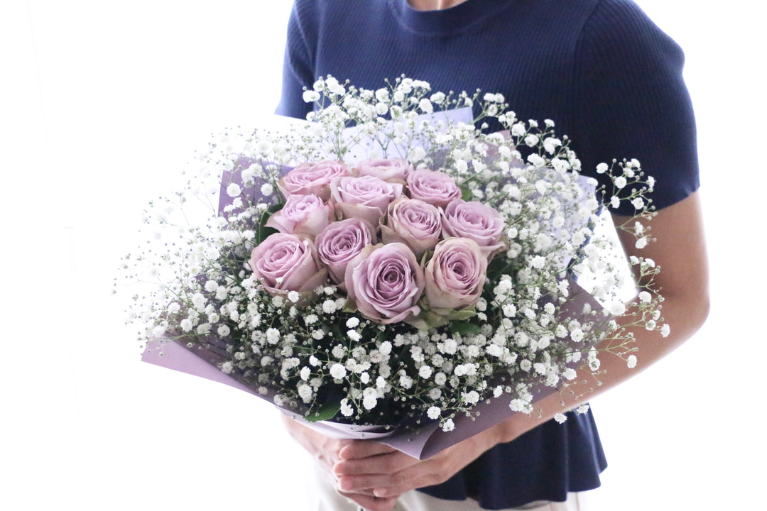 紫色のバラ（11本）とカスミソウ（2本）の花束