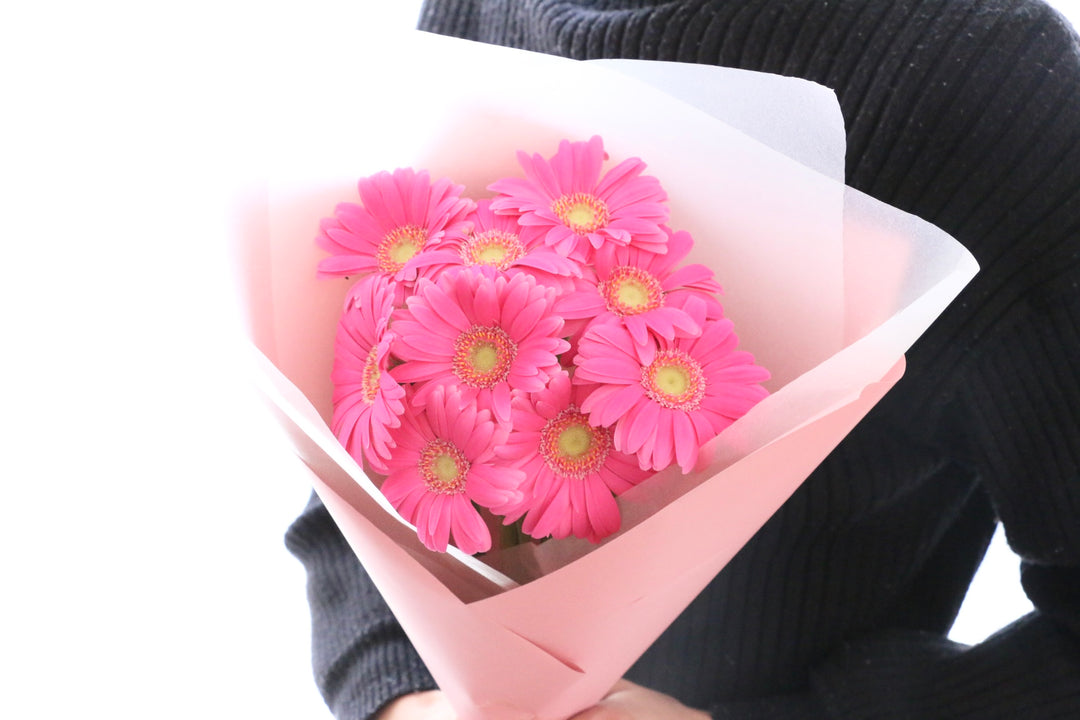 濃いピンク色のガーベラの花束（9本）-いつまでも一緒にいてください