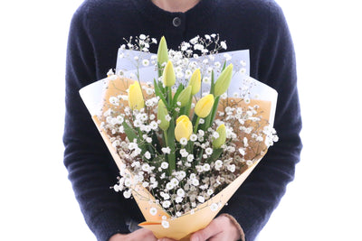 黄色のチューリップ（10本）とカスミソウの花束