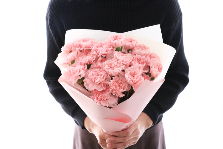 ピンクのカーネーションの花束（20本）