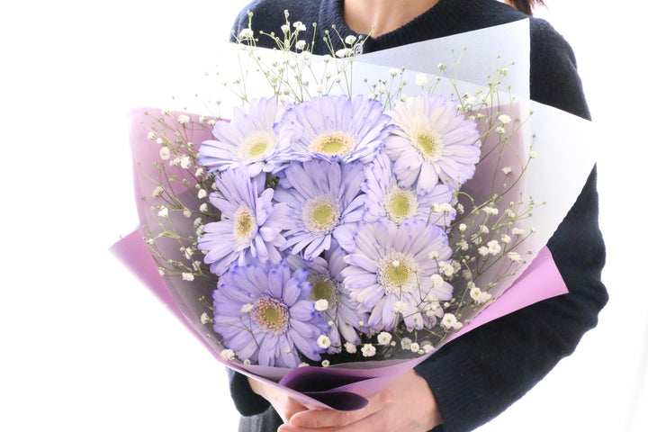 紫色のガーベラ（9本）とカスミソウの花束-いつまでも一緒にいてください