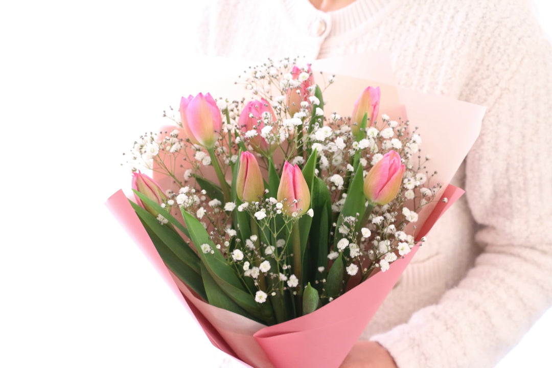ピンクのチューリップ（8本）とカスミソウの花束