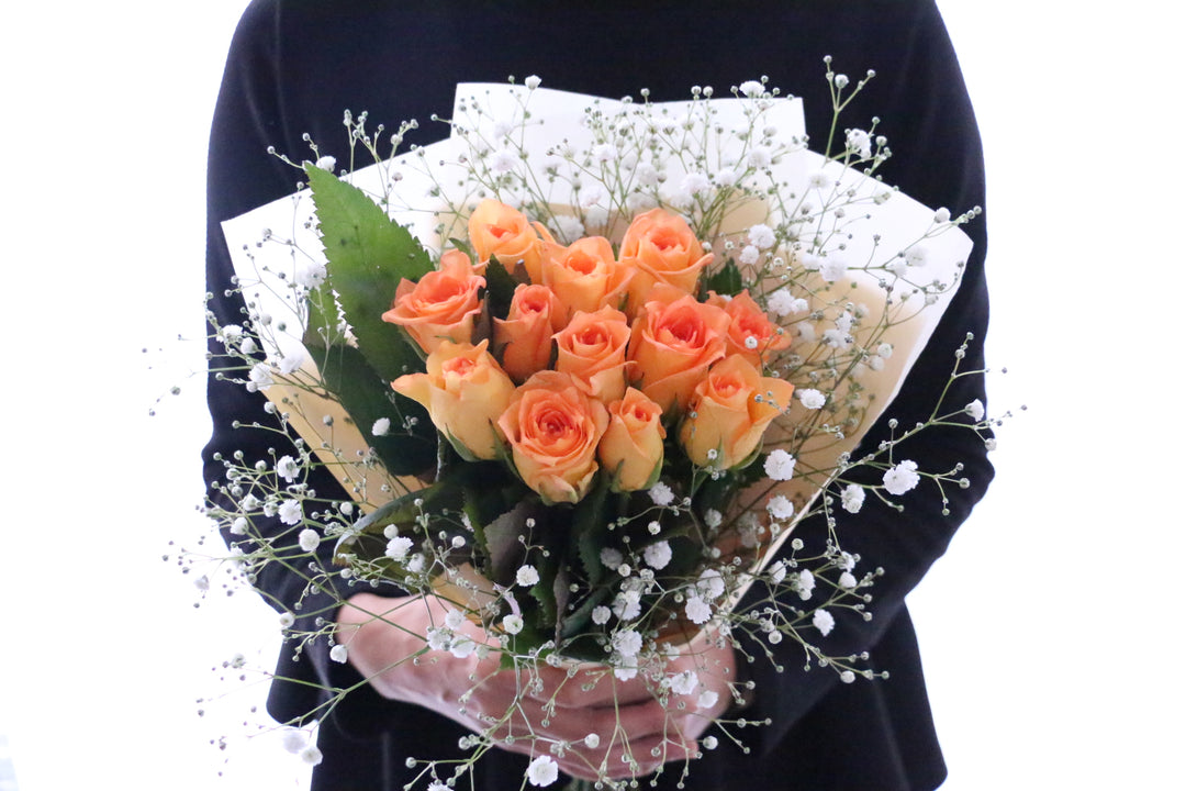 オレンジ色のバラ（12本）とカスミソウ（2本）の花束-私の妻になってください