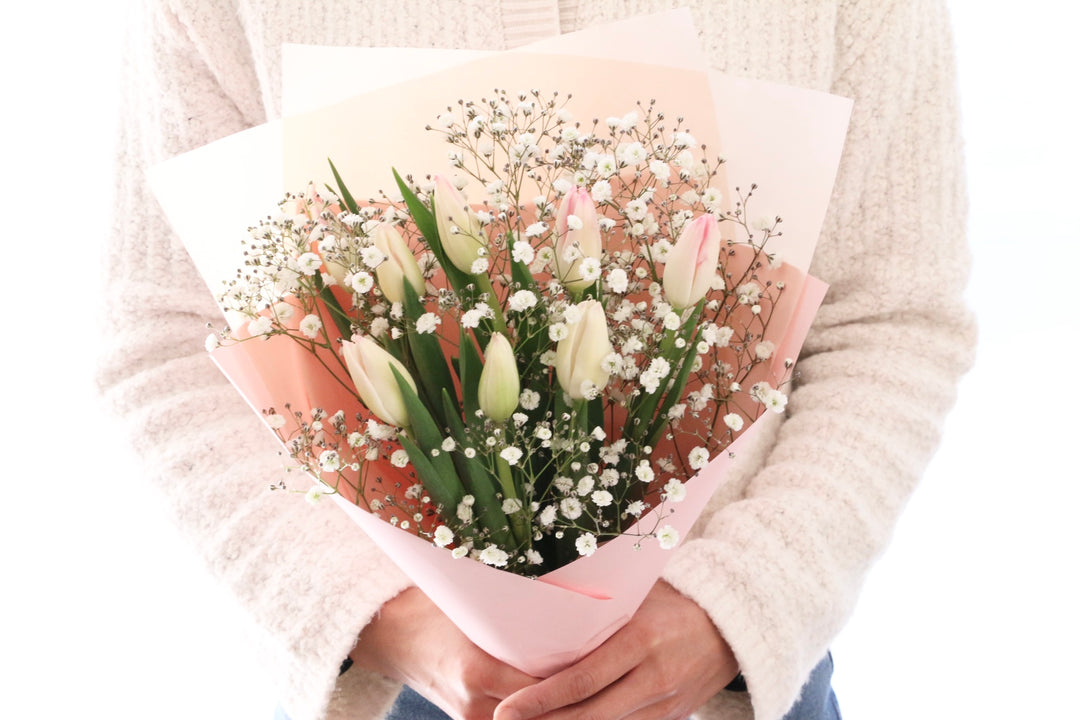 淡いピンクのチューリップ（8本）とカスミソウの花束