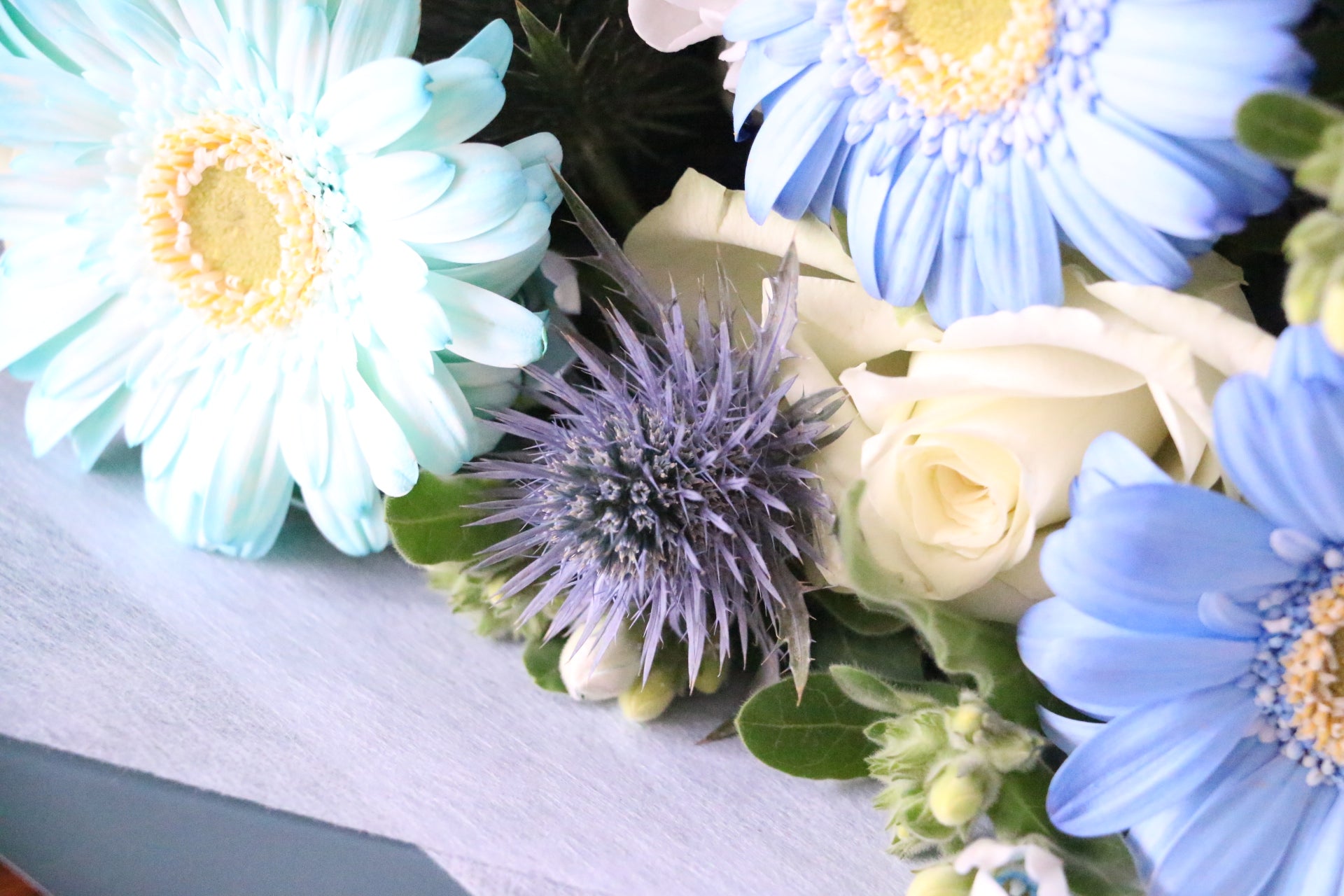 花束を手に 水色・青・白の花束 9,000円 – 花・花束の通販サイト｜HanaTaku