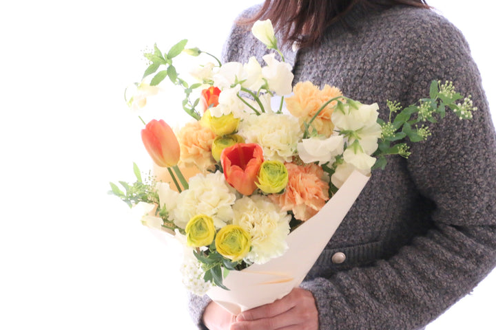 春のお花で束ねる花束 8,000円（黄色・オレンジ系）
