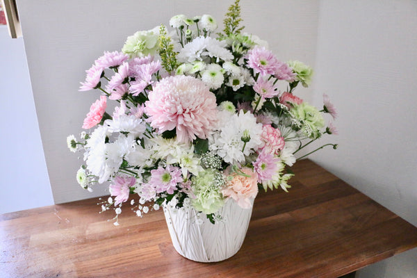 【供花】白色・ピンク色のお供えアレンジメント 15,000円