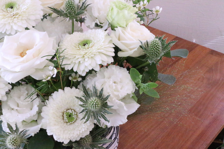 白・グリーンのアレンジメント 10,000円