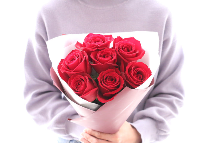 7本の赤いバラの花束-ひそかな愛