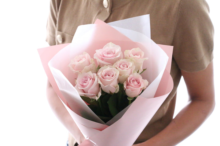 7本のピンク色のバラの花束