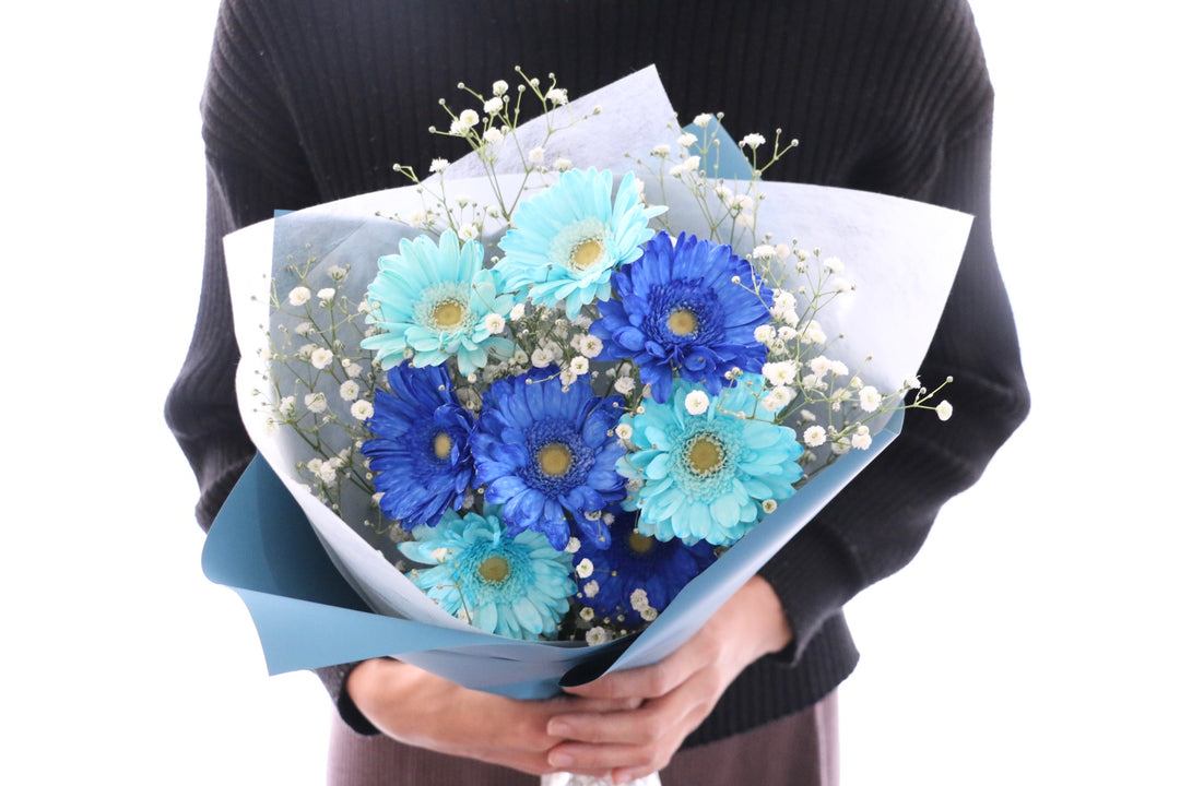 水色と青色のガーベラ（8本）とカスミソウの花束