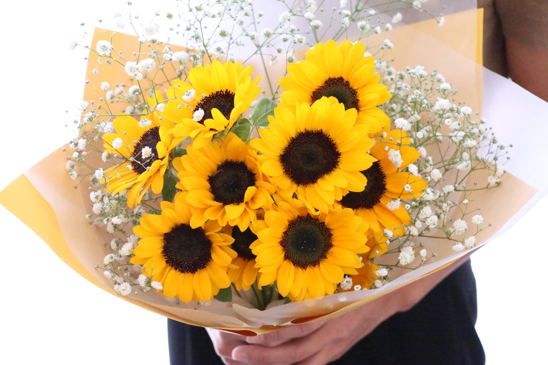 ひまわり10本とカスミソウ（かすみ草）の花束