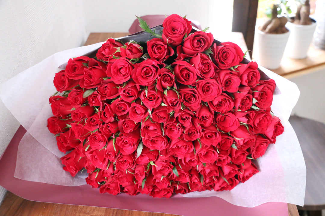 88本の赤いバラの花束
