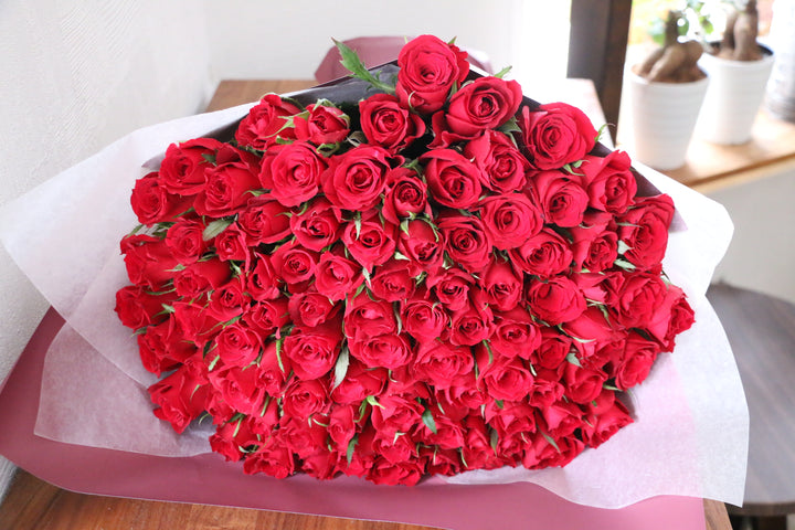 88本の赤いバラの花束