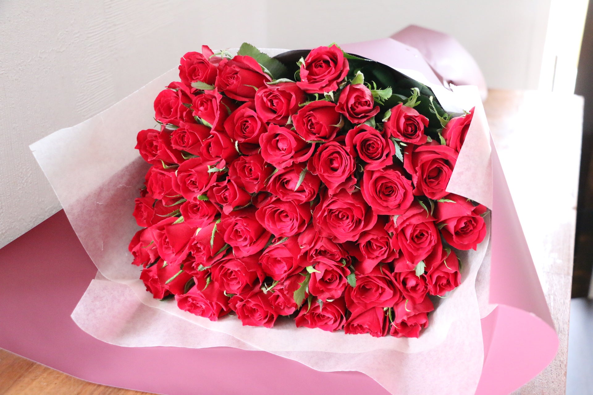 記念日造花バラの花束 51本の赤いバラの花束-心からの愛 – 花・花束の通販サイト｜HanaTaku