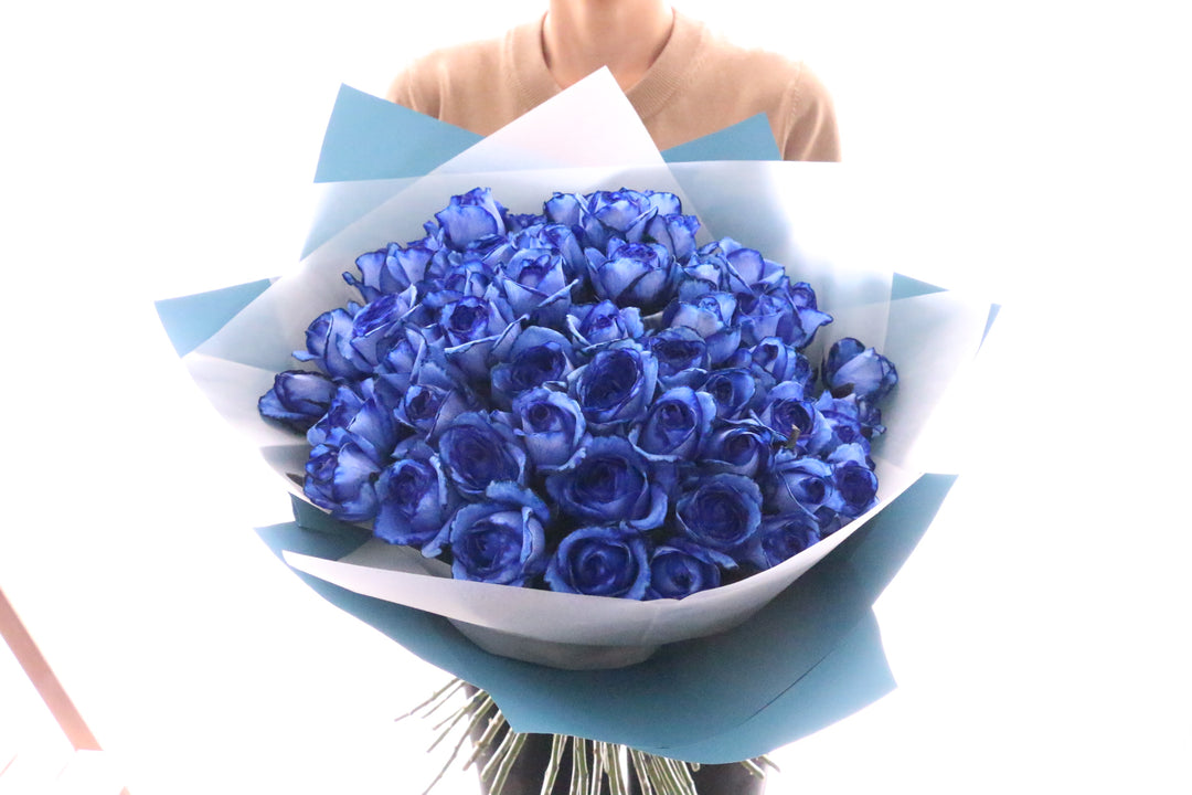50本の青いバラの花束