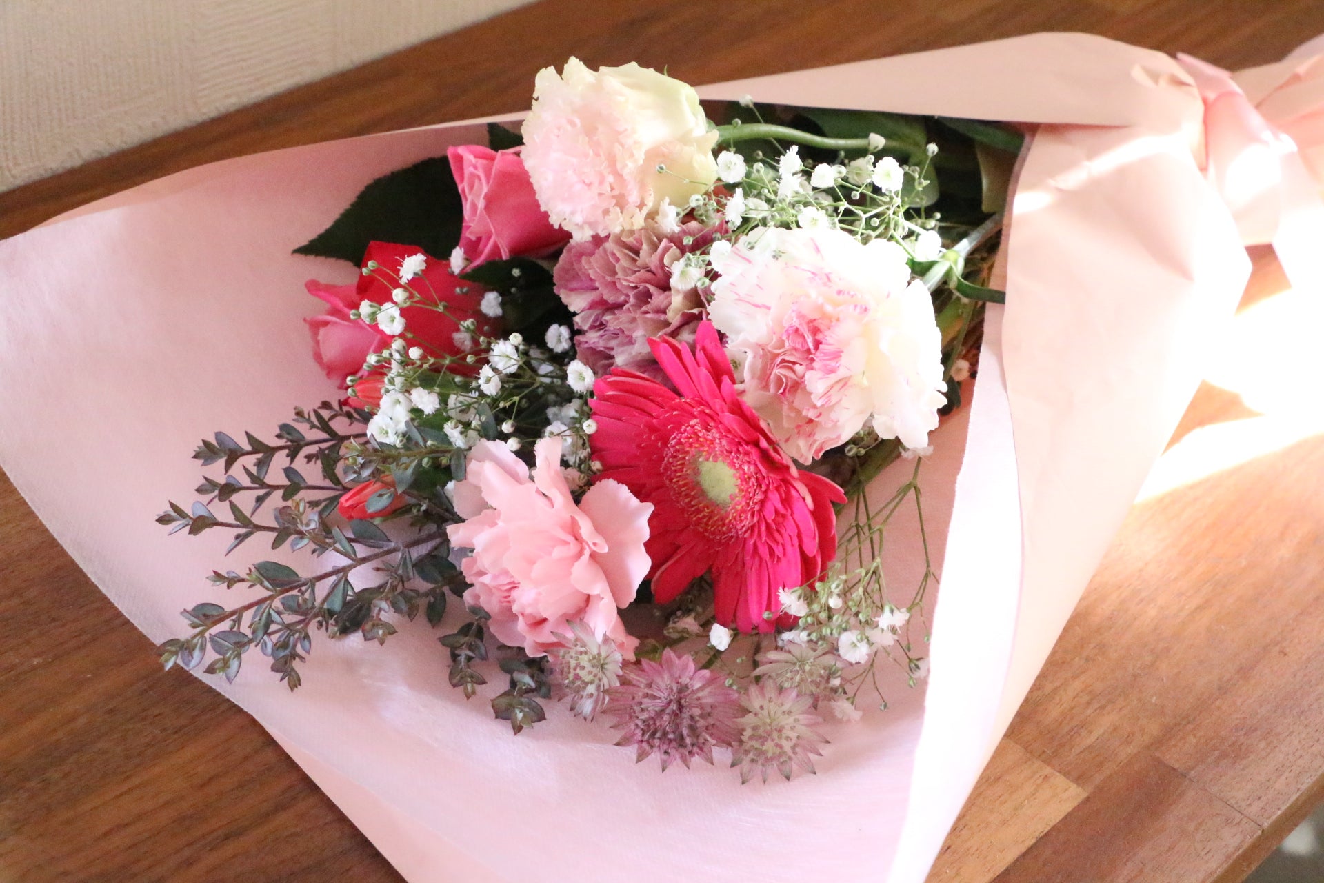 カスミソウ入りピンク系の花束 5,000円 – 花・花束の通販サイト｜HanaTaku