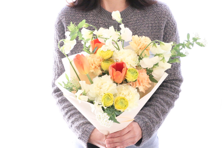 春のお花で束ねる花束 8,000円（黄色・オレンジ系）