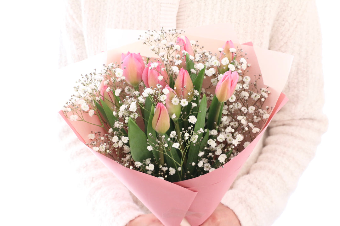 ピンクのチューリップ（9本）とカスミソウの花束