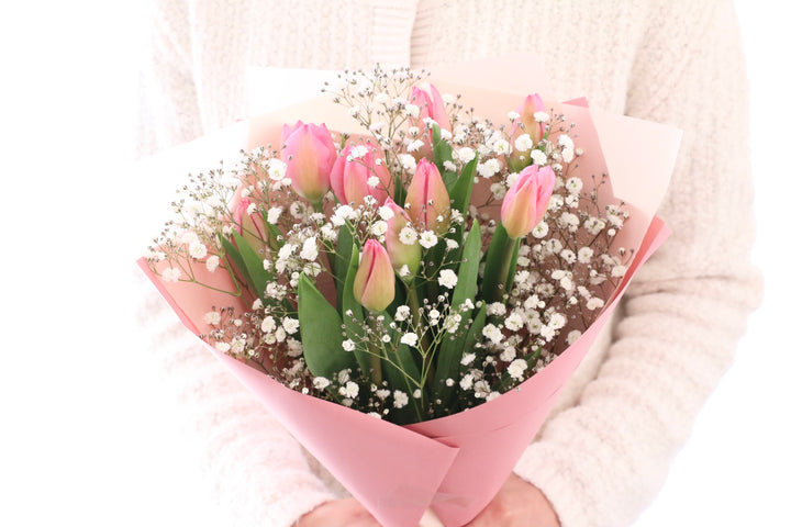 ピンクのチューリップ（9本）とカスミソウの花束