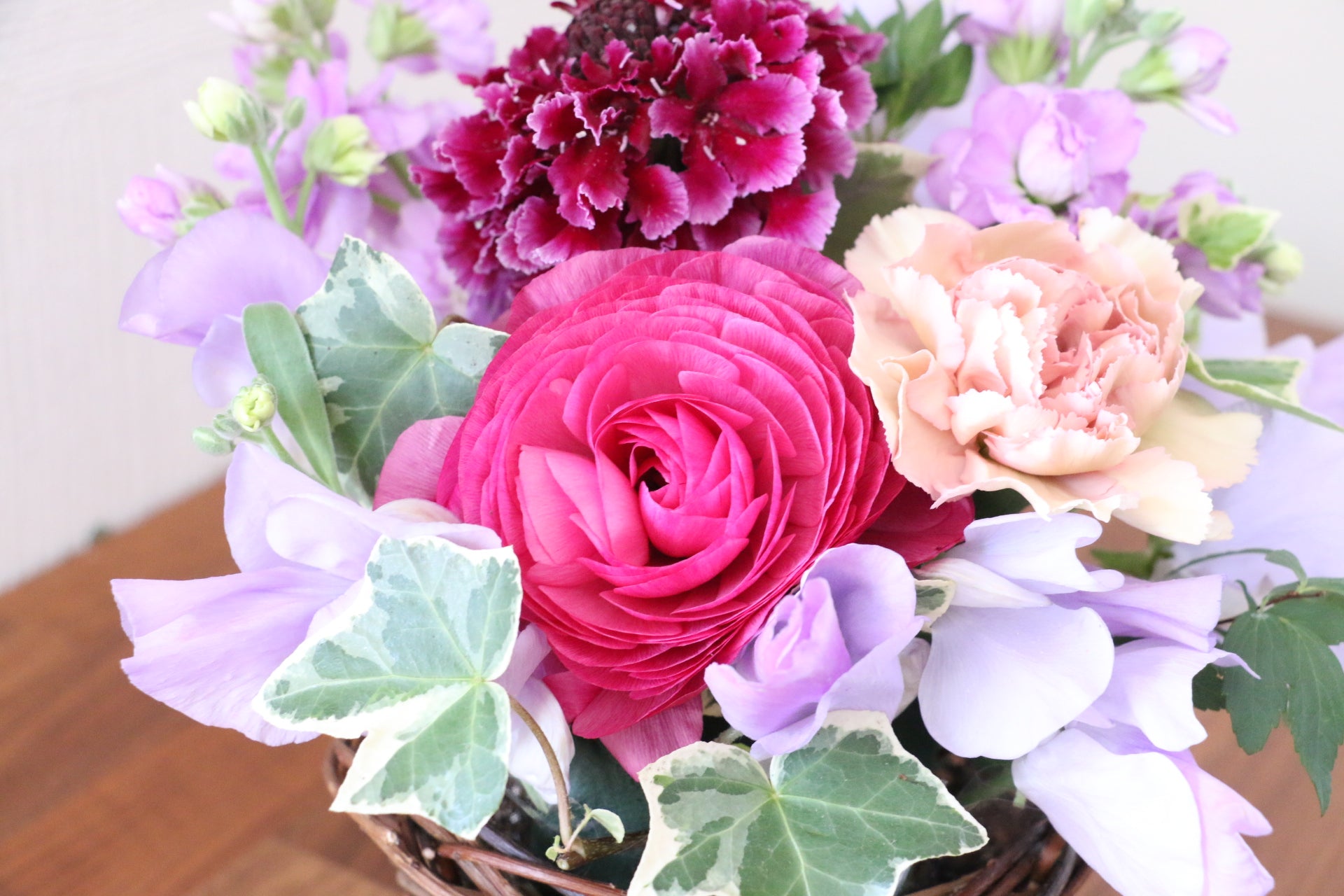 ピンク紫の造花アレンジメント b8093a44e80842633c0d2137ef57fe