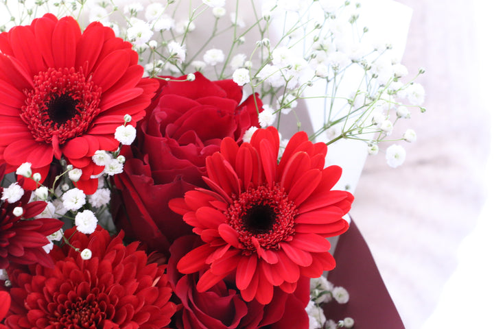 カスミソウ入り赤色の花束 5,000円