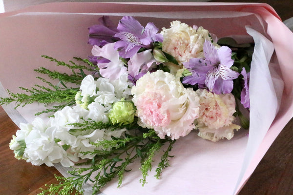 【供花】ピンク色のトルコキキョウ入り紫色・ピンク色のお供え花束 3,500円