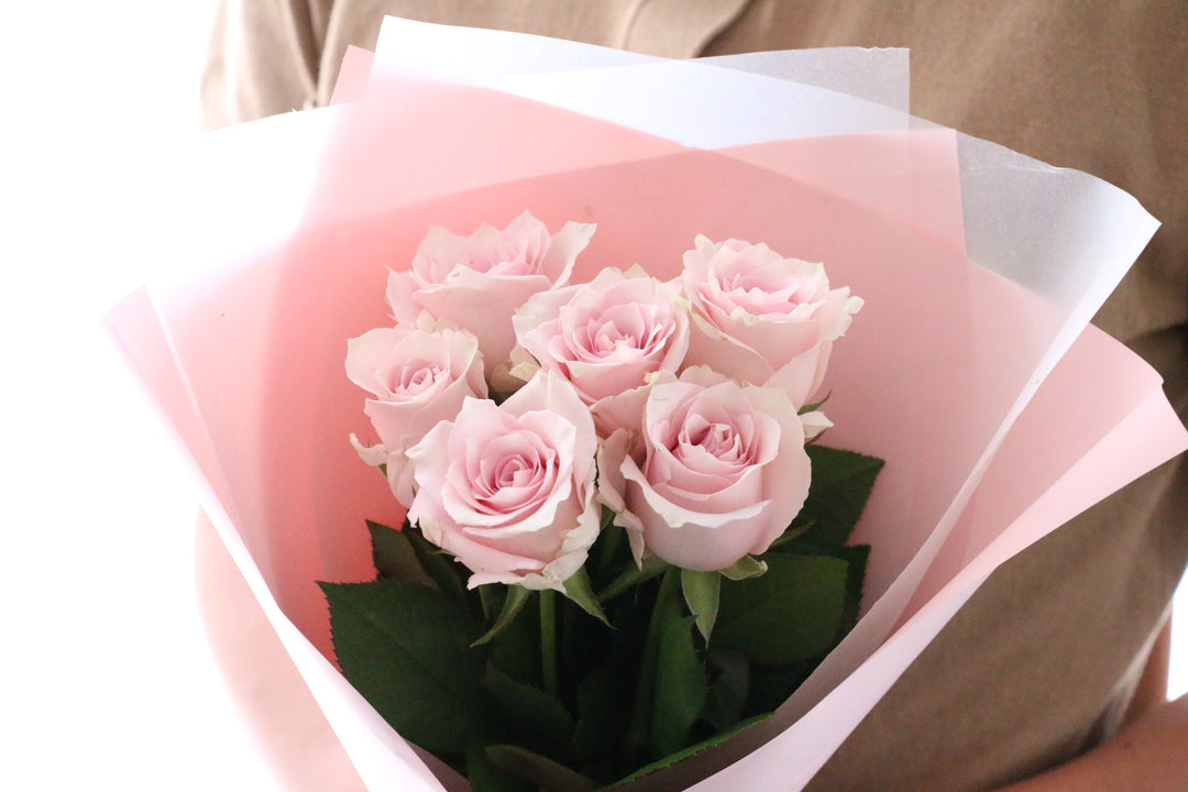 6本のピンク色のバラの花束