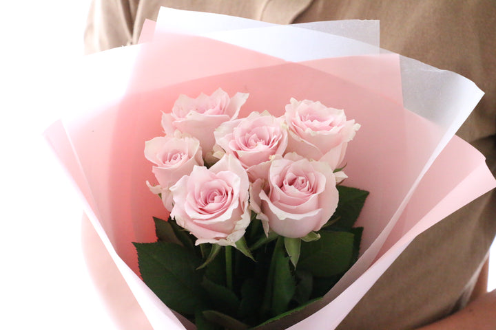 6本のピンク色のバラの花束