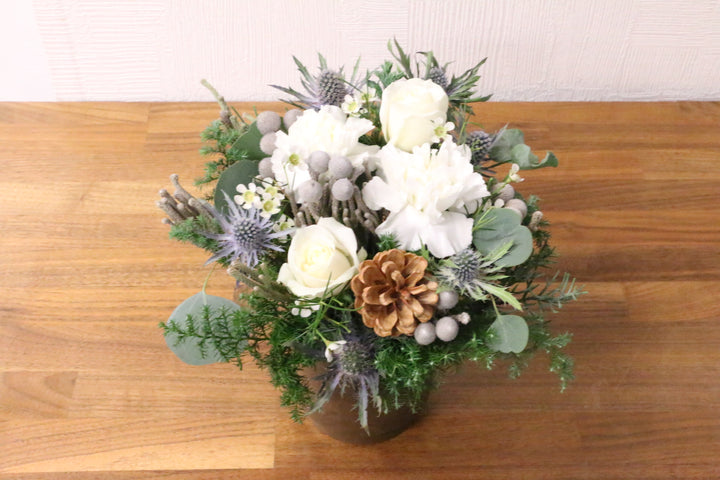 クリスマスの白いバラ入りアレンジメント　Mサイズ　5,000円