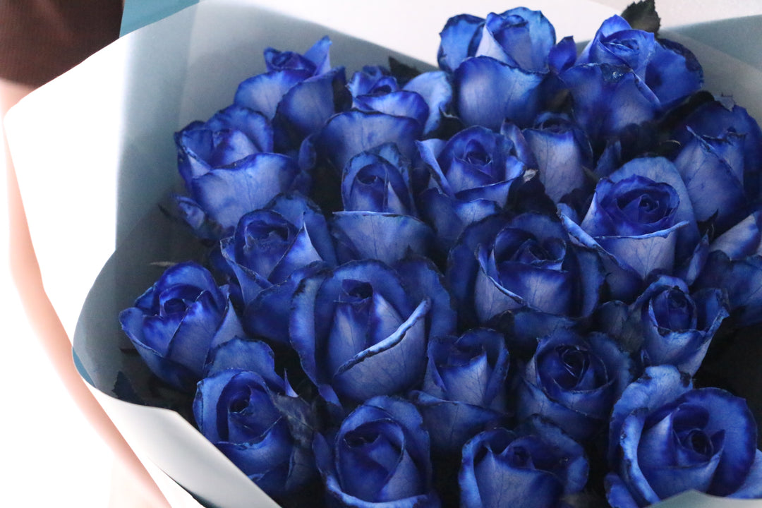 22本の青いバラの花束
