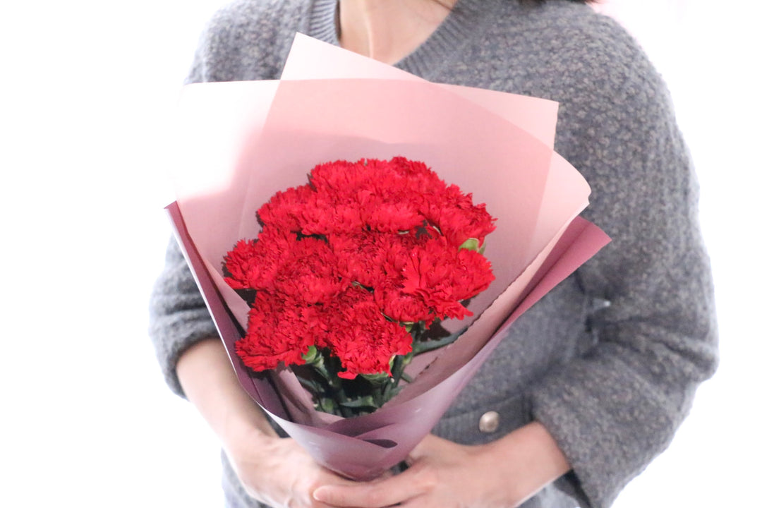 赤色のカーネーションの花束（15歩）