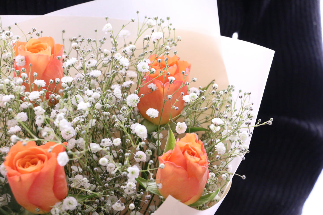 オレンジ色のバラ（5本）とカスミソウ（2本）の花束 4,500円