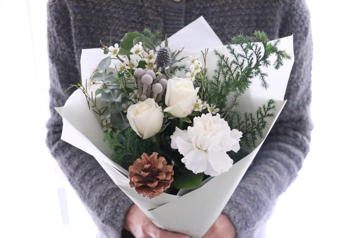 クリスマスの白いバラ入り花束　Sサイズ　3,500円