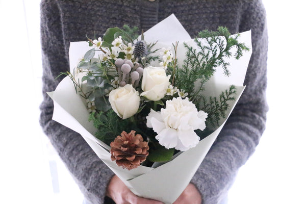 クリスマスの白いバラ入り花束　Sサイズ　3,500円