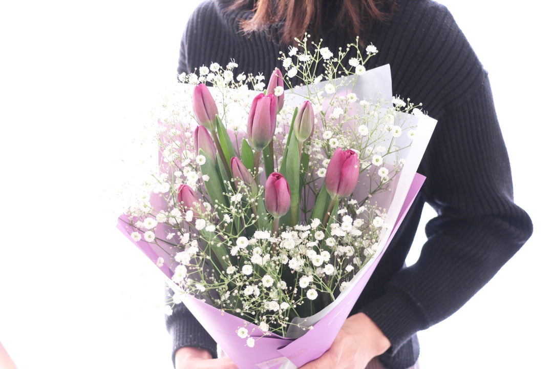 紫色のチューリップ（10本）とカスミソウの花束