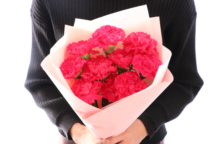 濃いピンクのカーネーションの花束（10本）