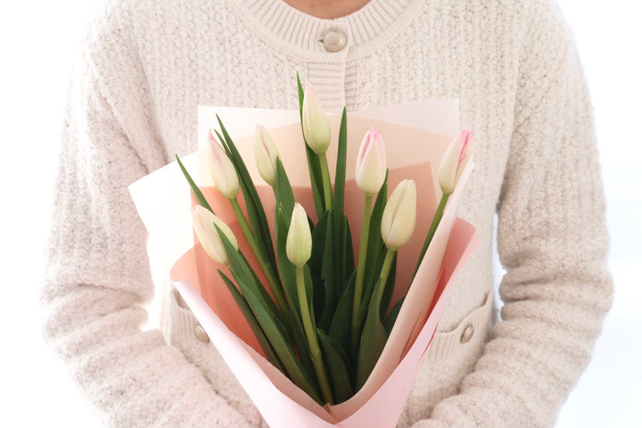 淡いピンクのチューリップの花束（8本）