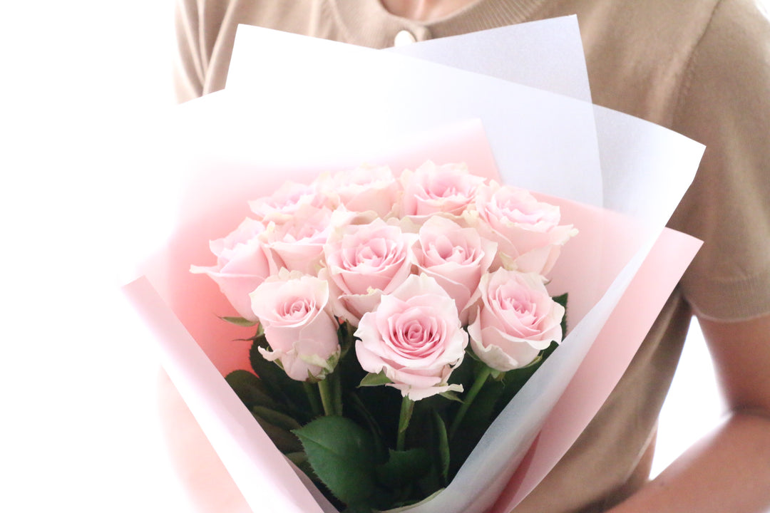 11本のピンク色のバラの花束