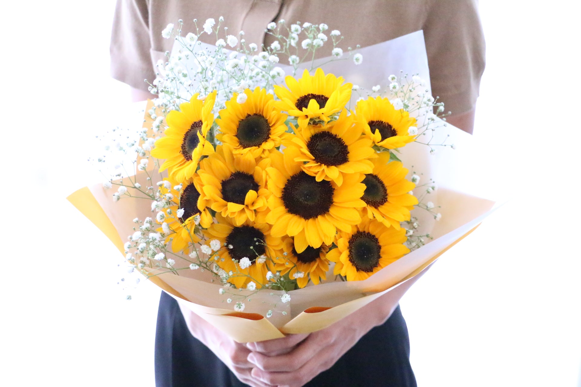 かすみ草の花束　リボン　猫　5個セット ひまわり12本とカスミソウ（かすみ草）の花束 – 花・花束の通販サイト