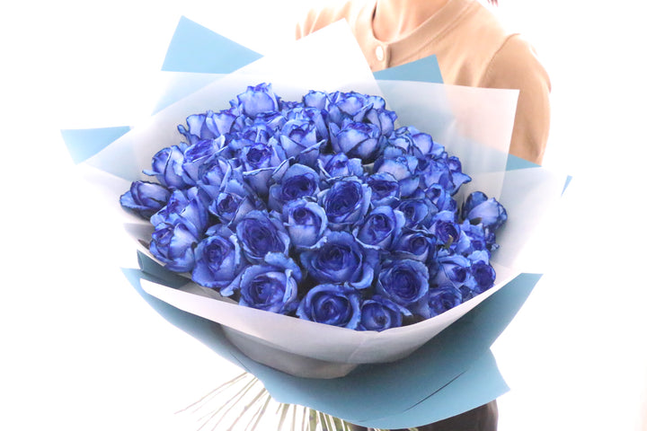 50本の青いバラの花束
