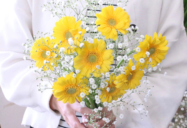 かすみ草（カスミソウ）と黄色ガーベラの花束