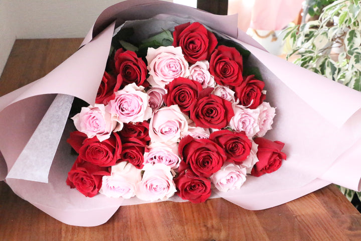 赤色ピンク色バラのミックスの花束（30本）