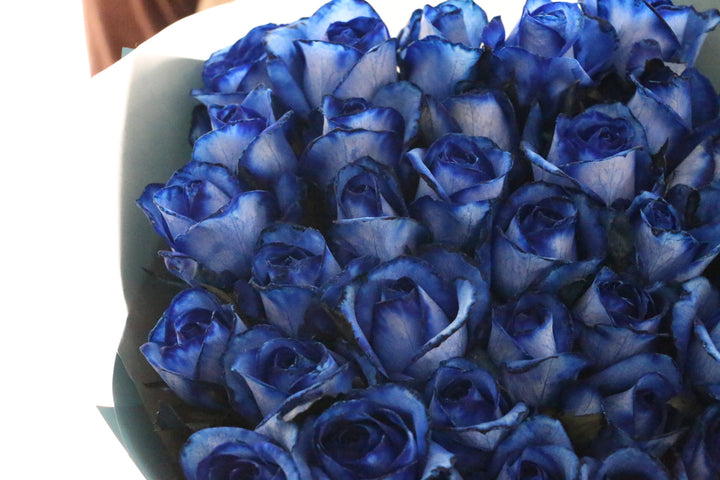 33本の青いバラの花束