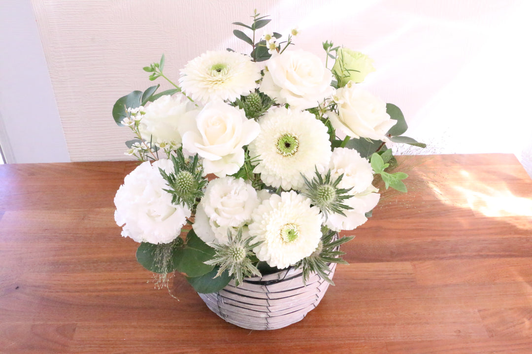 白・グリーンのアレンジメント 8,000円