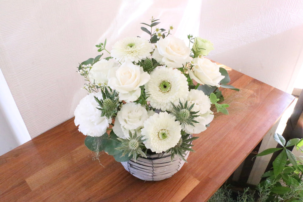 白・グリーンのアレンジメント 8,000円