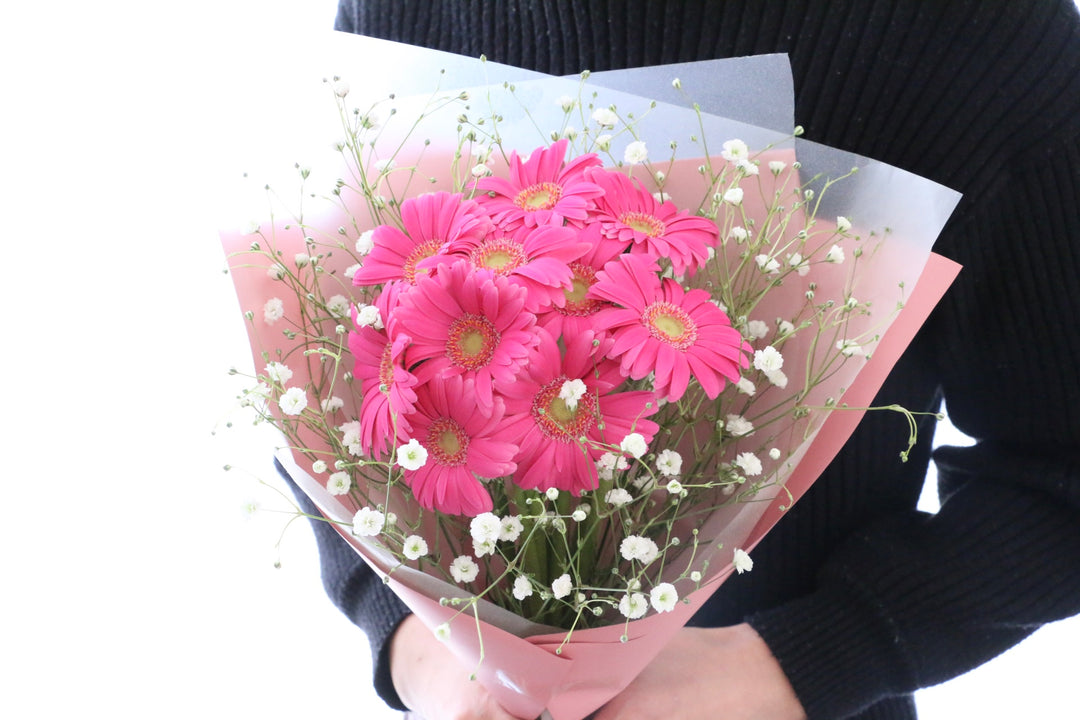 濃いピンク色のガーベラ（10本）とカスミソウの花束