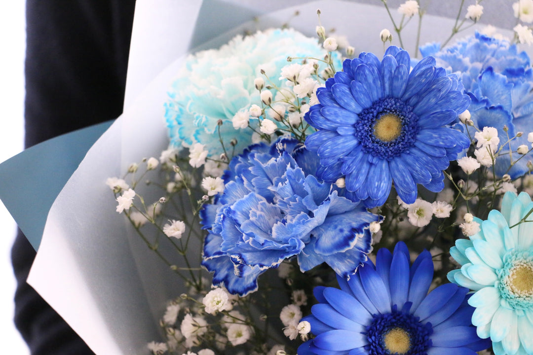 カスミソウ入り水色・青・白の花束 3,500円