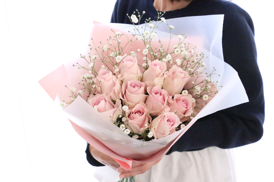 ピンク色バラとカスミソウの花束（10本）