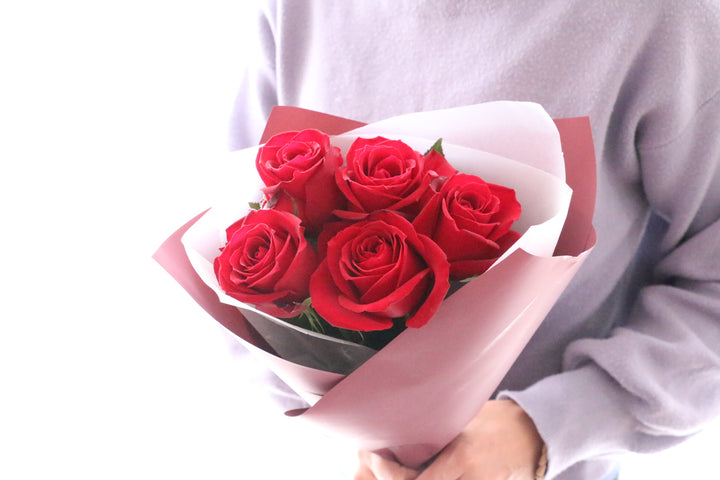 5本の赤いバラの花束-あなたに出会えて心から嬉しいです